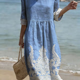 Vestido informal de mulher com estampado floral.