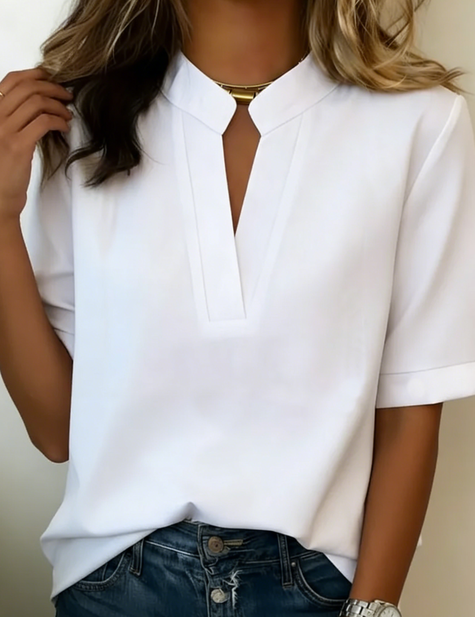 Maria | Blusa Chic com Decote em V e Detalhe Dourado