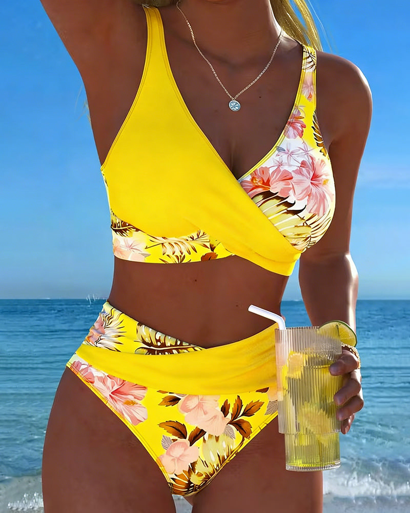 Biquíni com estampado floral em contraste e fenda