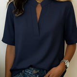 Maria | Blusa Chic com Decote em V e Detalhe Dourado