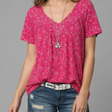 Trisha™ | T-shirt floral com decote em V