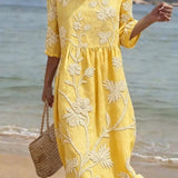 Vestido informal de mulher com estampado floral.