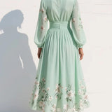 Cisella | Vestido midi em verde claro com padrão floral