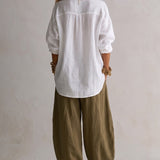 Capucine | Camisa Branca Larga e Calças Lantern Verde Oliva